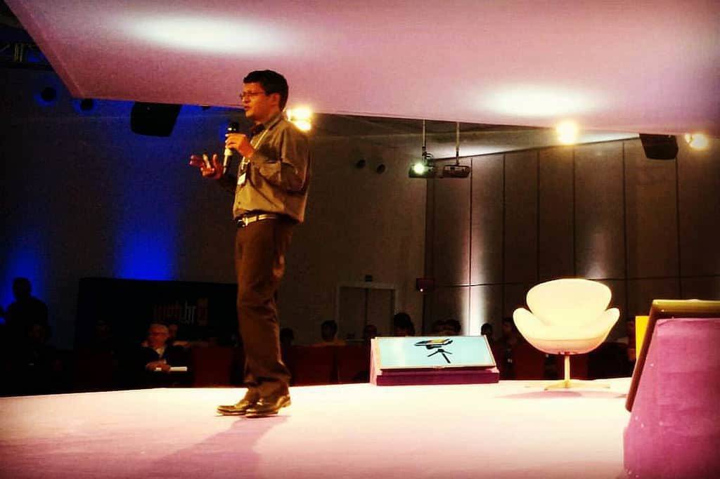 Sunil Abraham gesticulando ao se dirigir à plateia