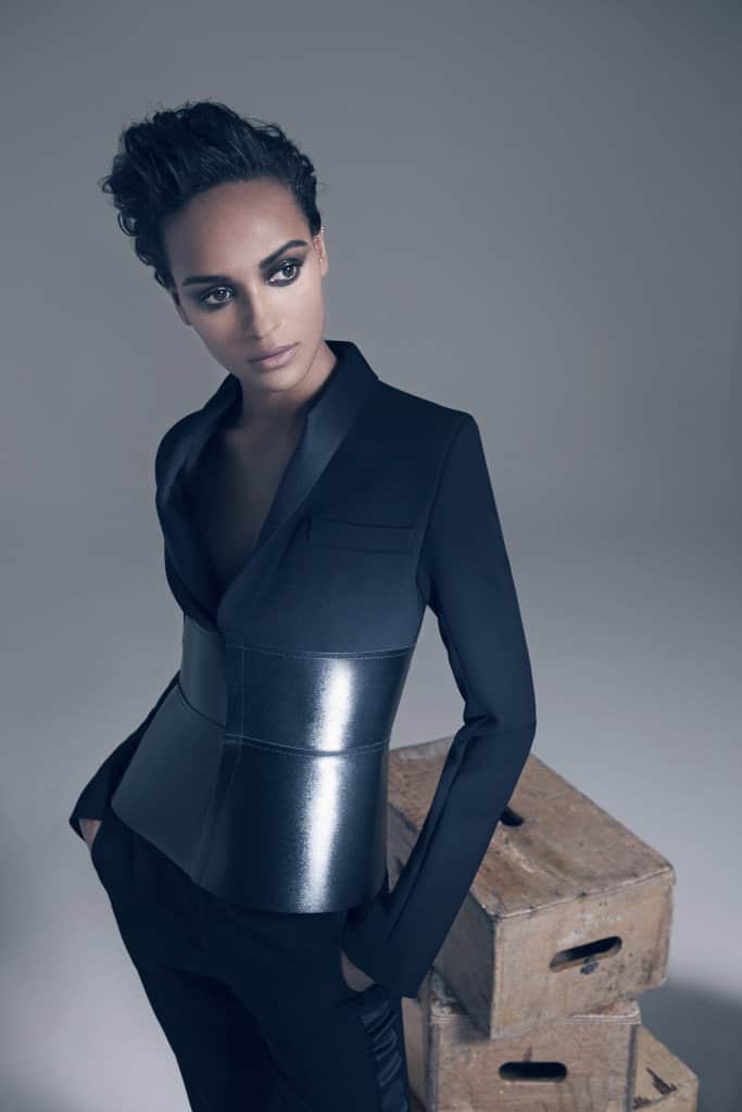 modelo usando smoking com corset de couro