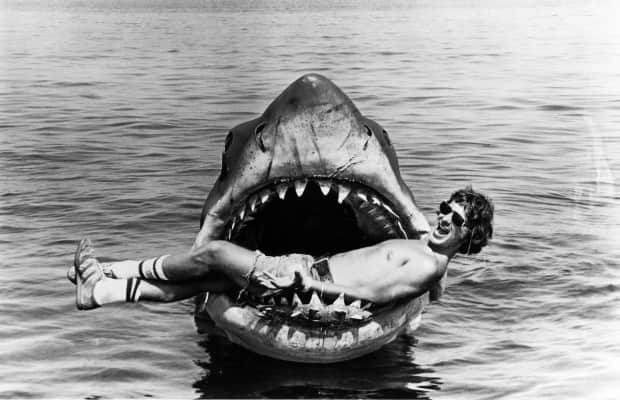 Steven Spielberg na boca do tubarão mecânico